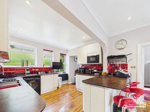 Kitchen/Breakfast Room- click for photo gallery